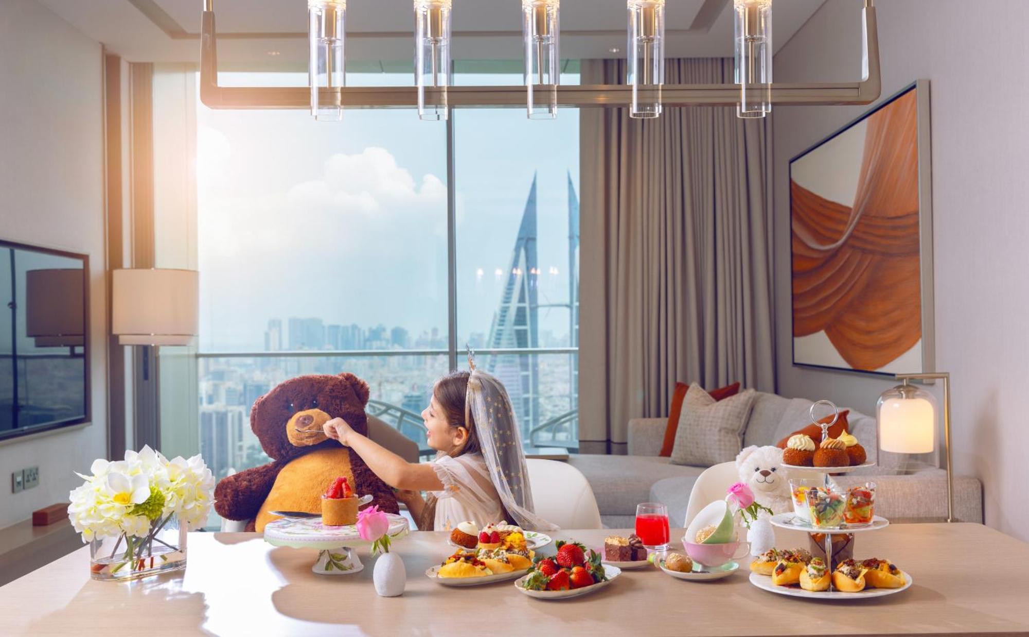Onyx Rotana Hotel Manama Ngoại thất bức ảnh A woman with a teddy bear