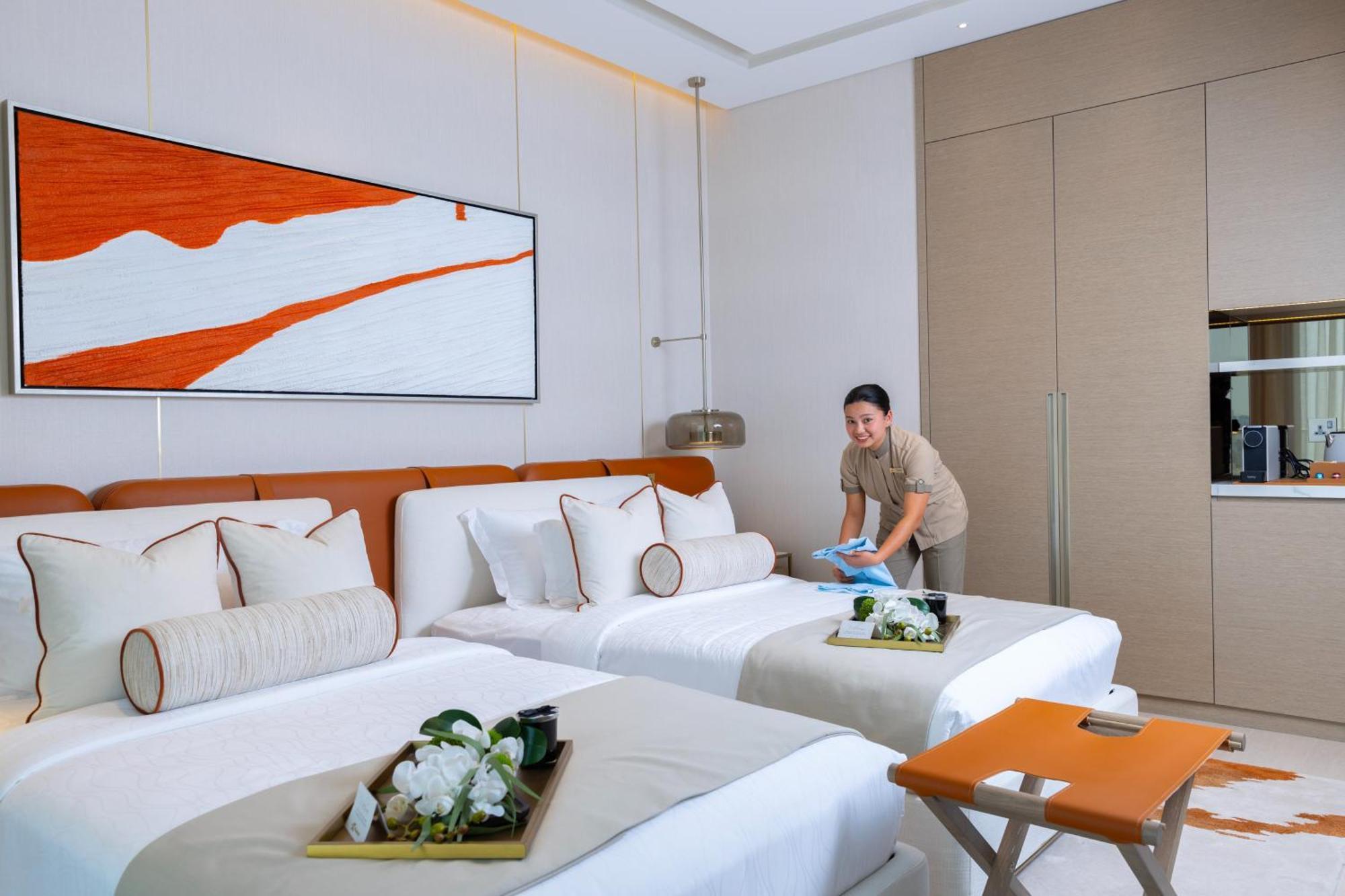 Onyx Rotana Hotel Manama Ngoại thất bức ảnh A housekeeper making a bed at a hotel