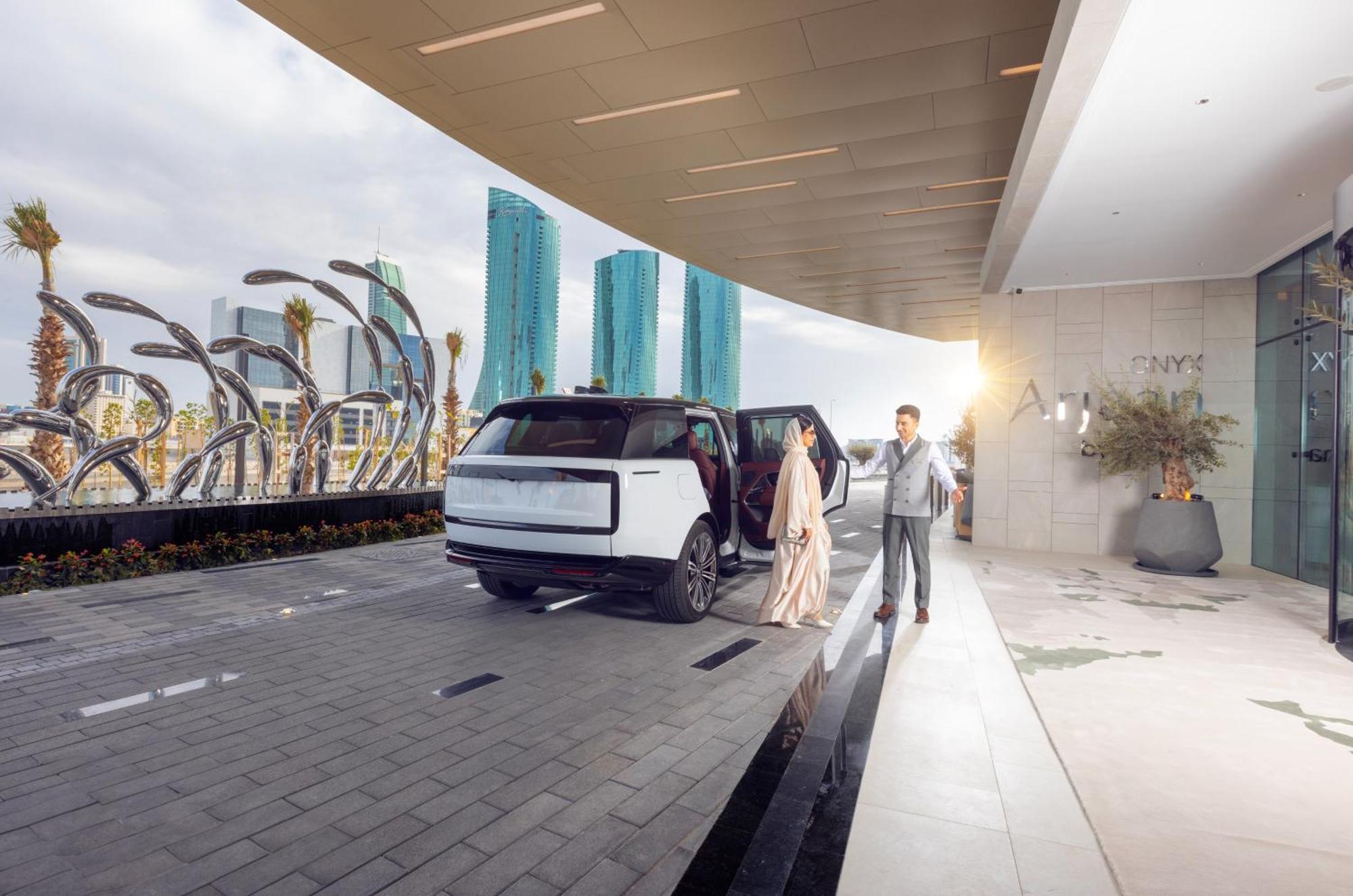Onyx Rotana Hotel Manama Ngoại thất bức ảnh The drop-off area at the entrance of the hotel