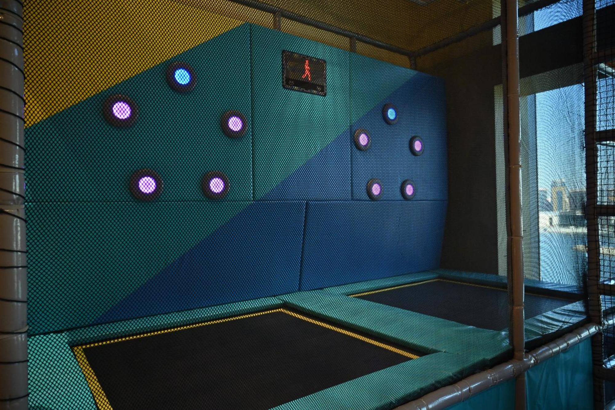 Onyx Rotana Hotel Manama Ngoại thất bức ảnh Climbing wall