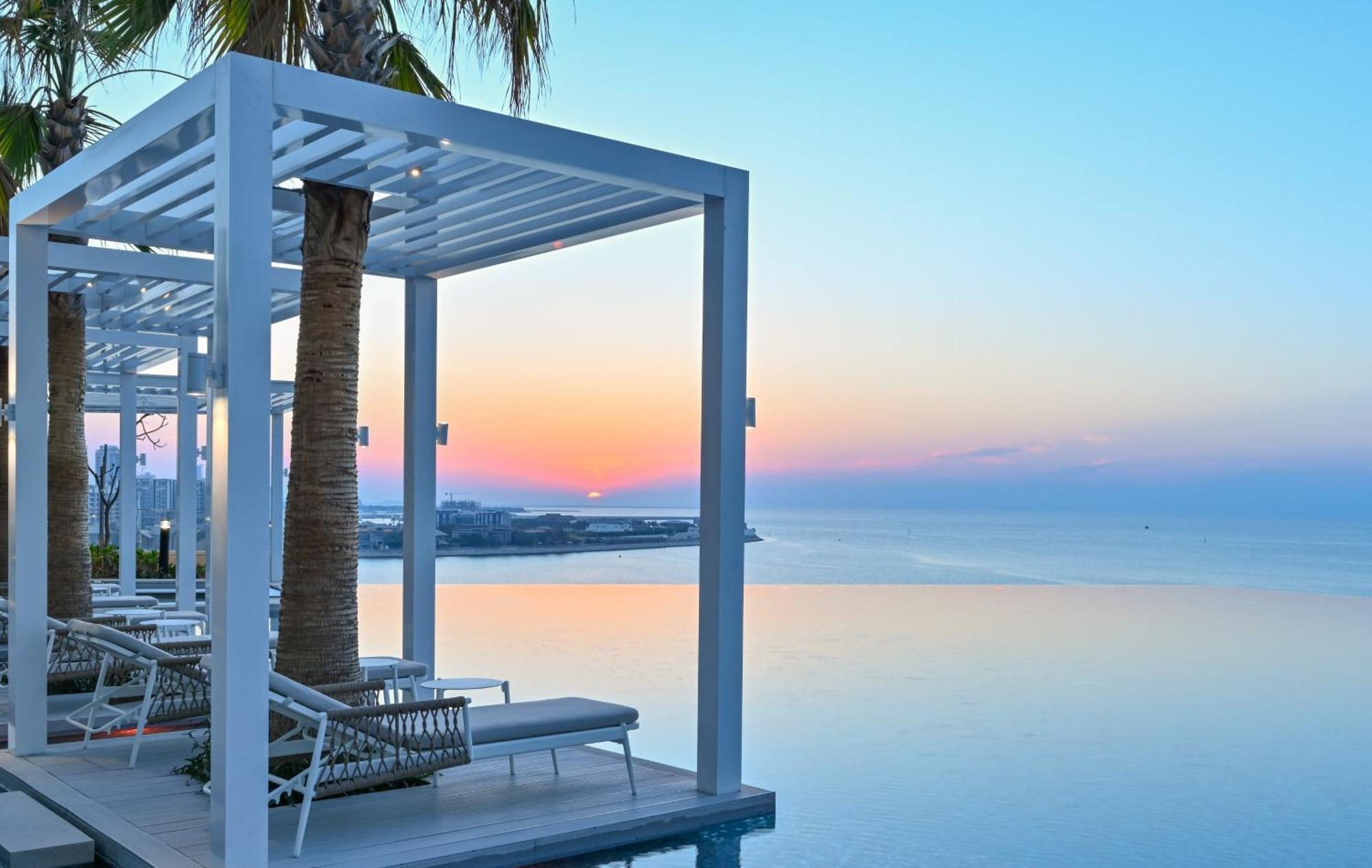 Onyx Rotana Hotel Manama Ngoại thất bức ảnh Sunset at the pool