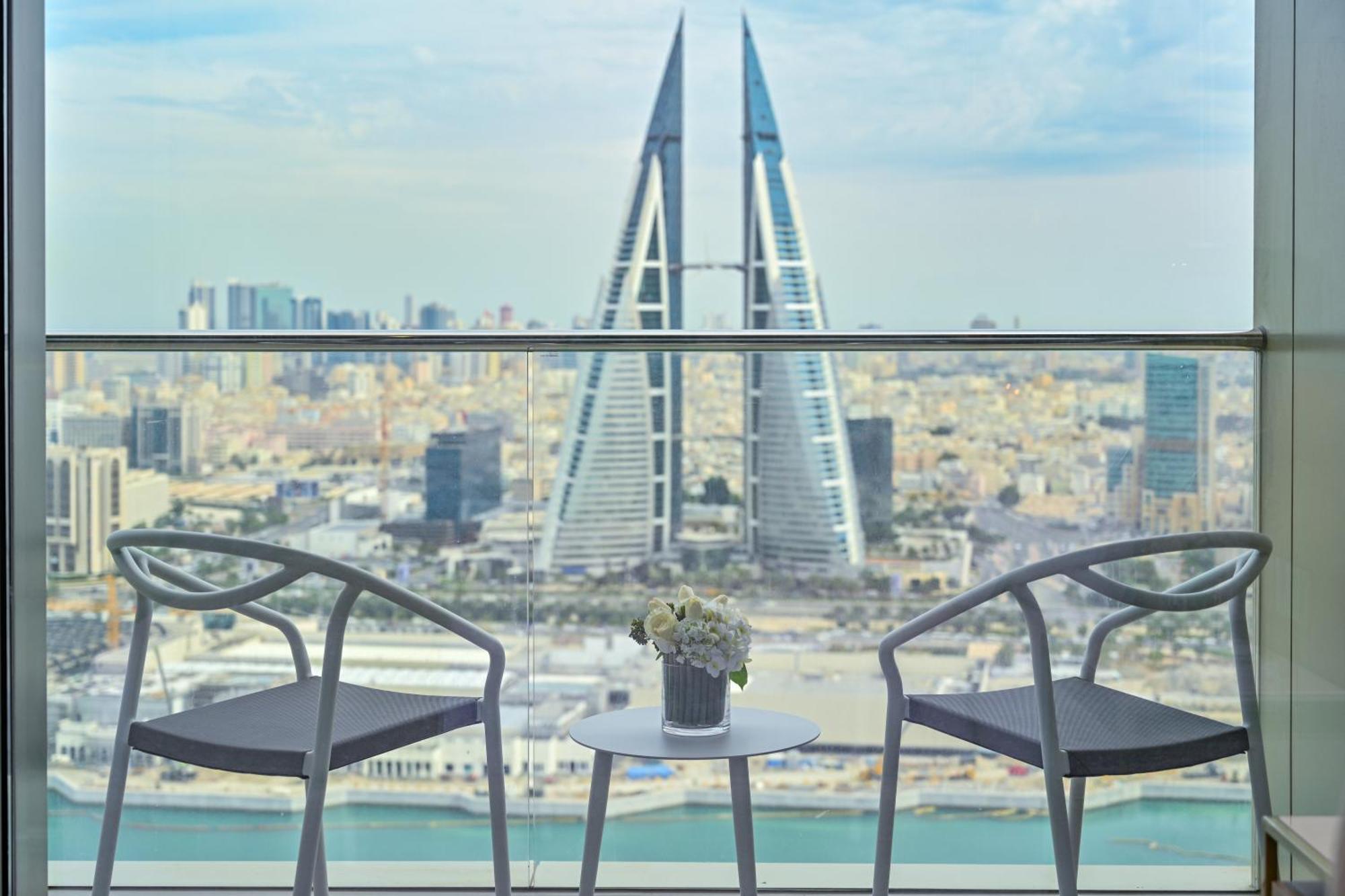 Onyx Rotana Hotel Manama Ngoại thất bức ảnh View of the Four Seasons Hotel